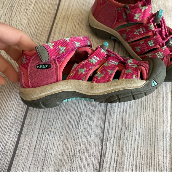 Keen pink butterfly shoes/sandals - Picture 7 of 8